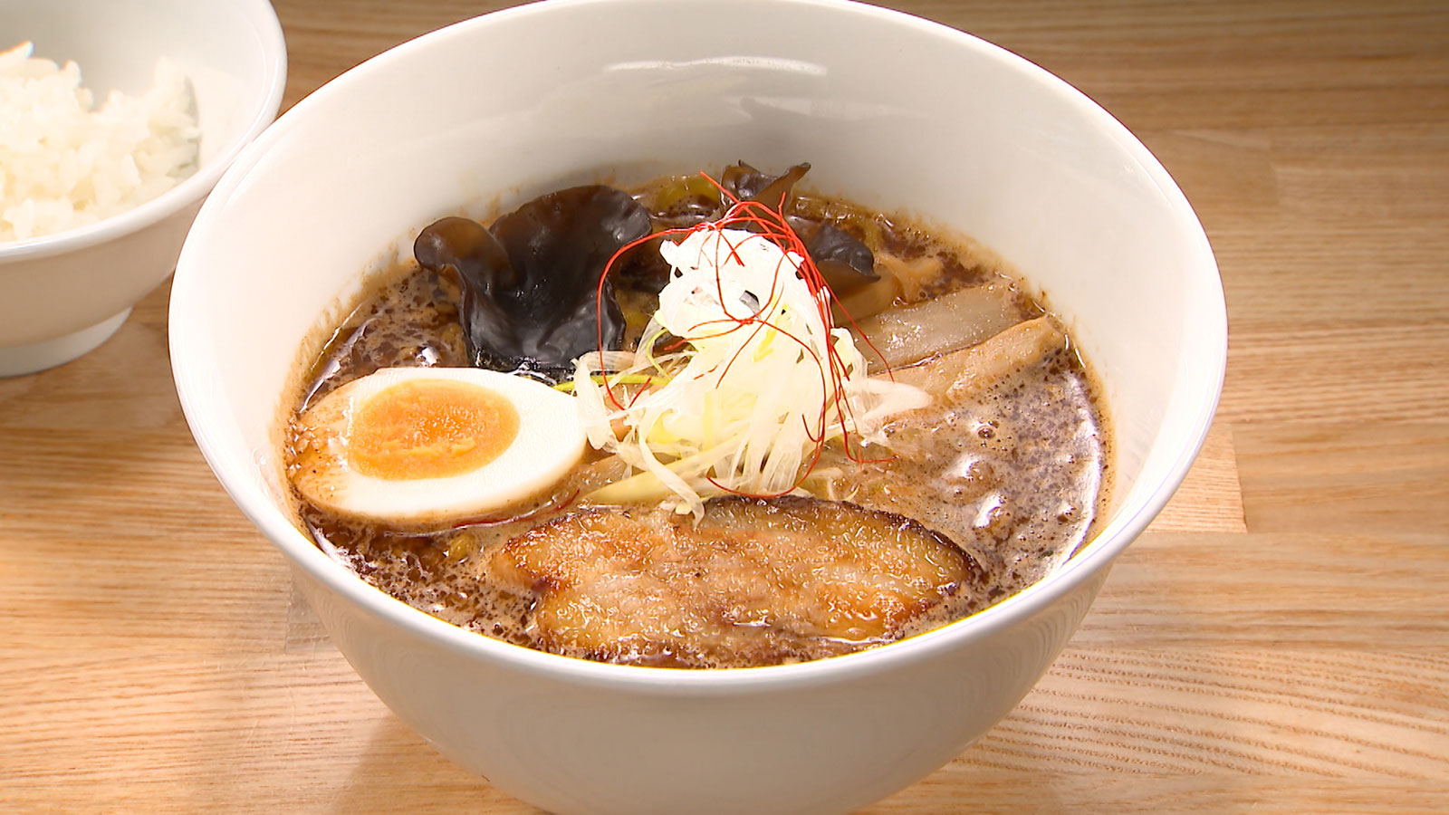 【創業19年！新感覚ラーメンが味わえる大人気店！】