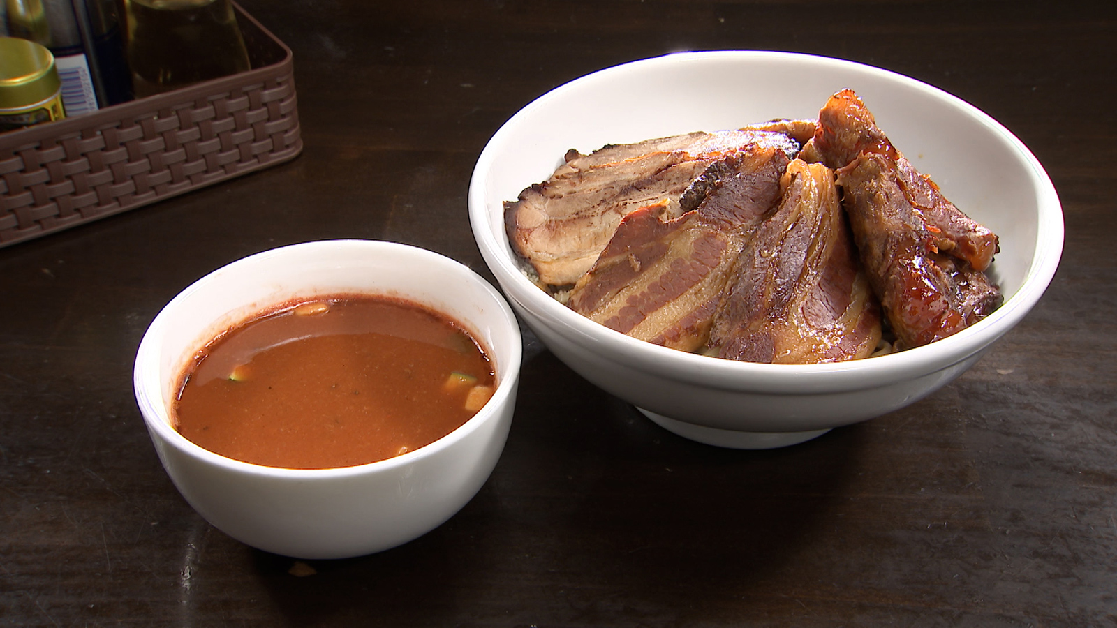 【地元の方で大盛況のお肉も美味しいつけ麺専門店！】