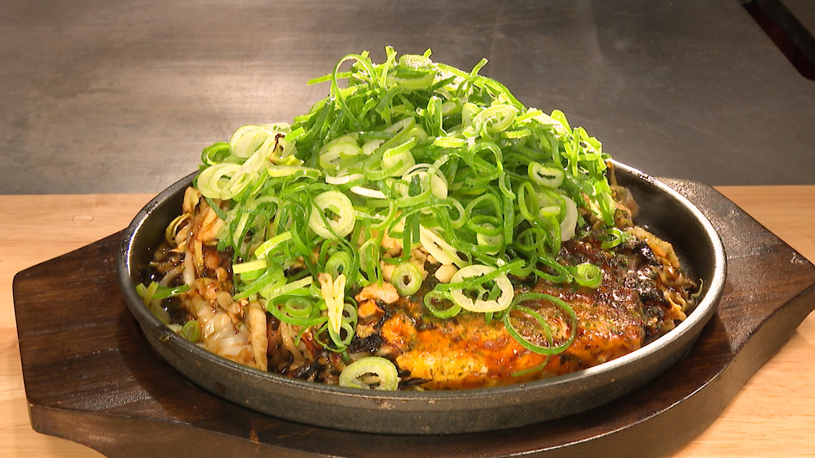 【通りから一本入った路地裏にひっそりと佇むお好み焼き店】