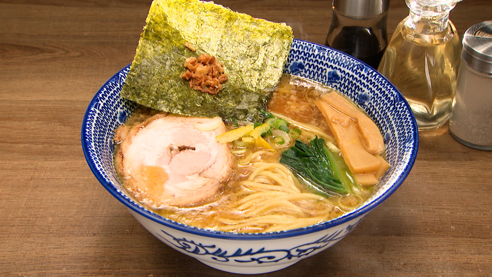 【こだわりの豚骨スープが大人気！連日満席のラーメン屋】