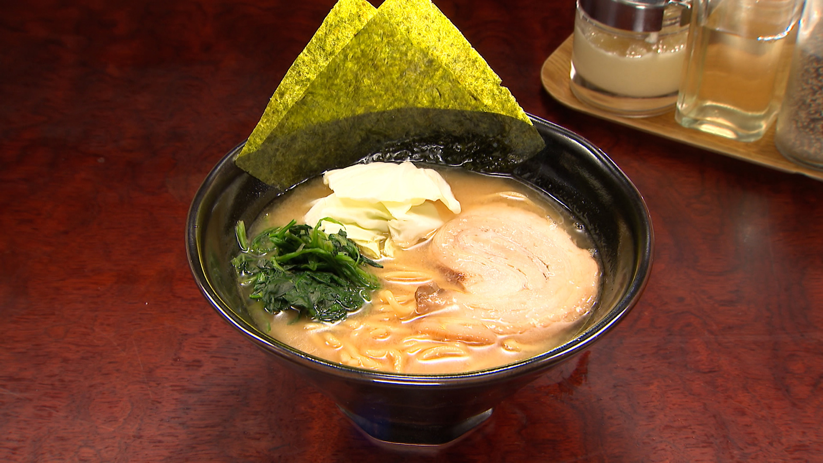 【地元の方がこぞって通う！飲み干してしまうほどスープが絶品の豚骨醤油ラーメン！】