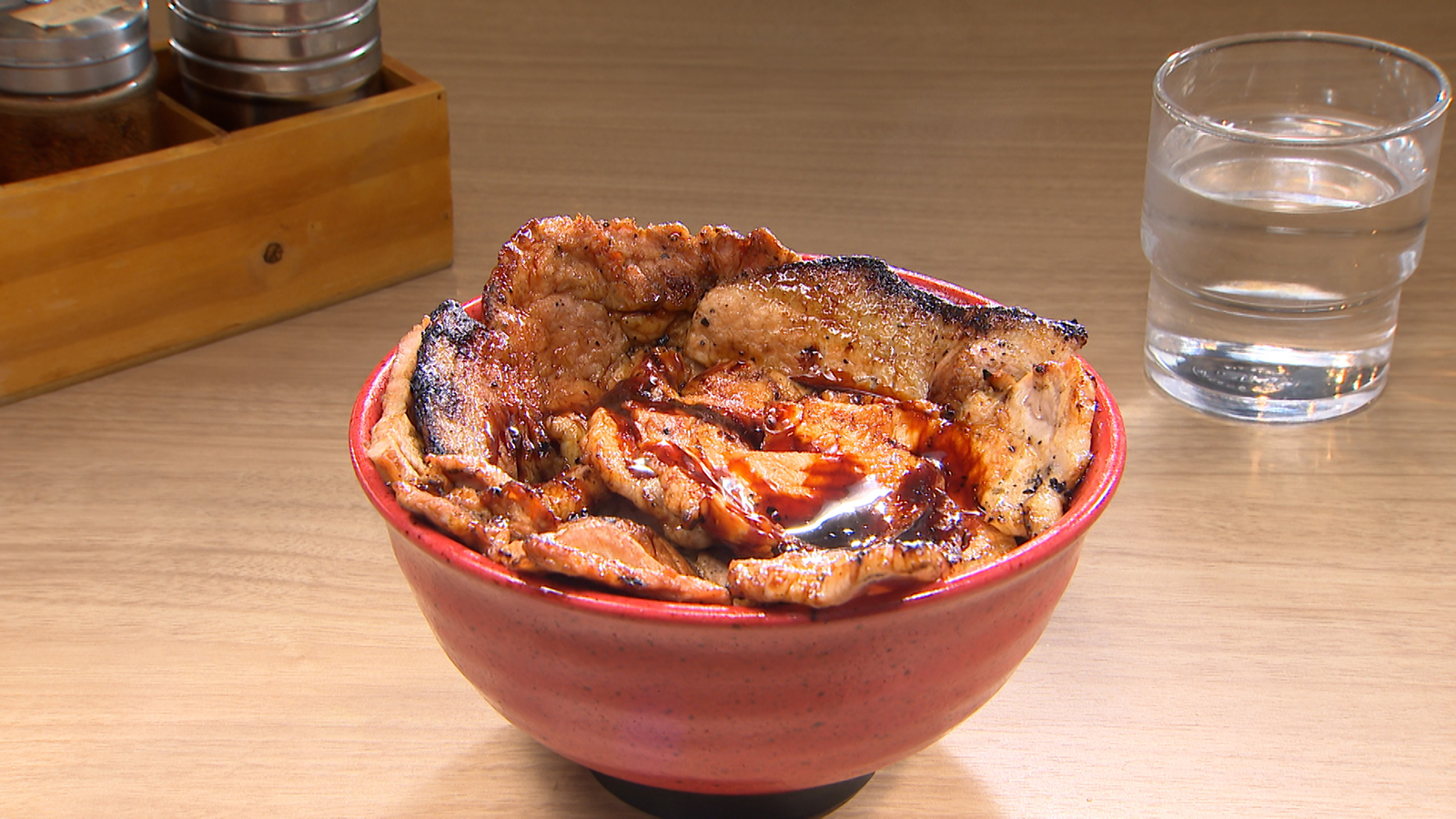 【分厚いのに柔らかい！炭火の香りがたまらない絶品豚丼！】