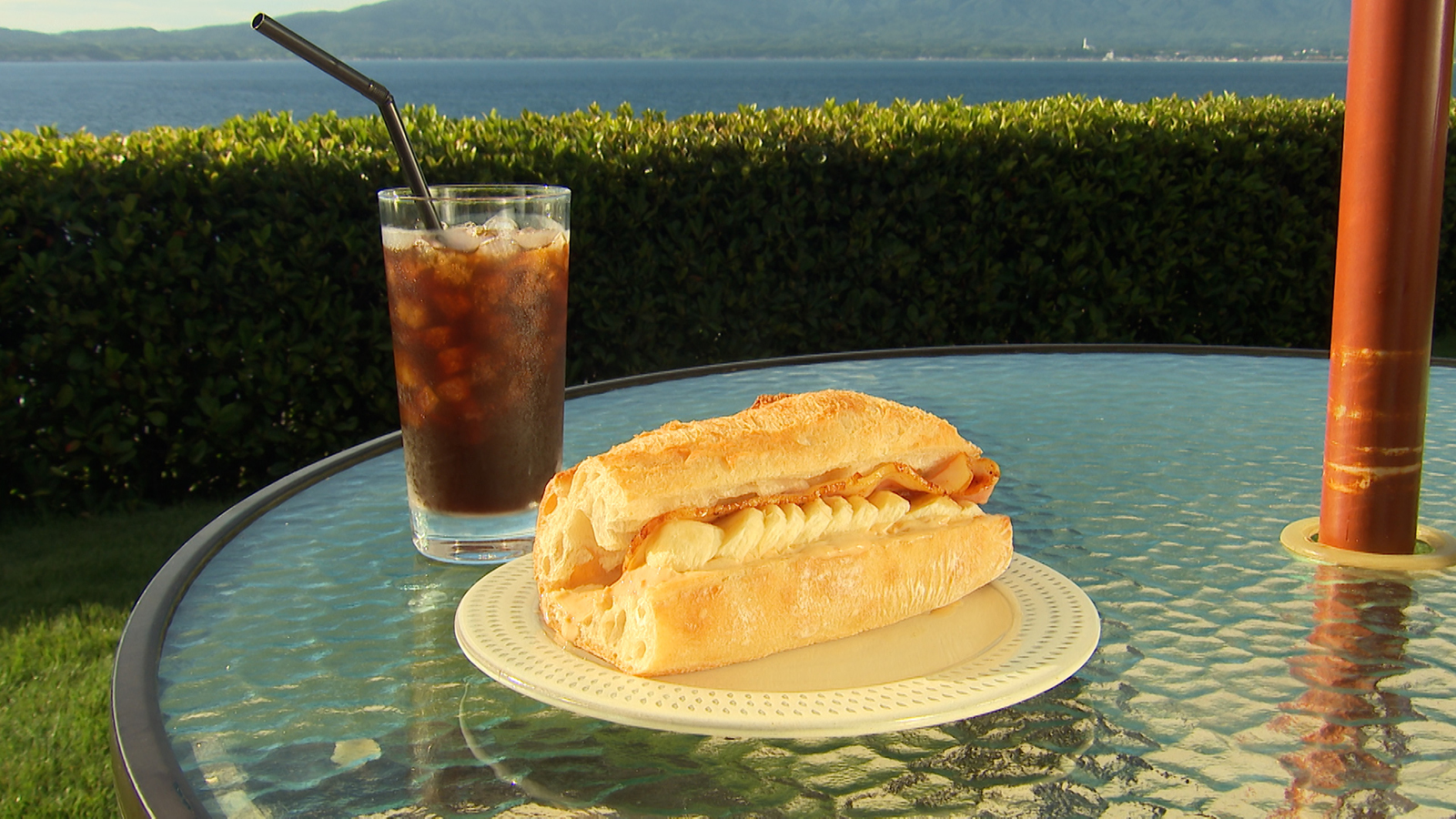【テラスからの絶景を見ながら食事ができる人気のベーカリーカフェ！】