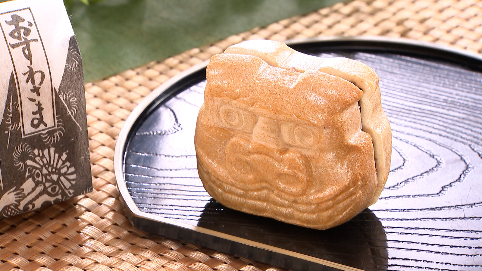 【地元の人気和菓子店が作る！諏訪神社の獅子をモチーフにした絶品最中】