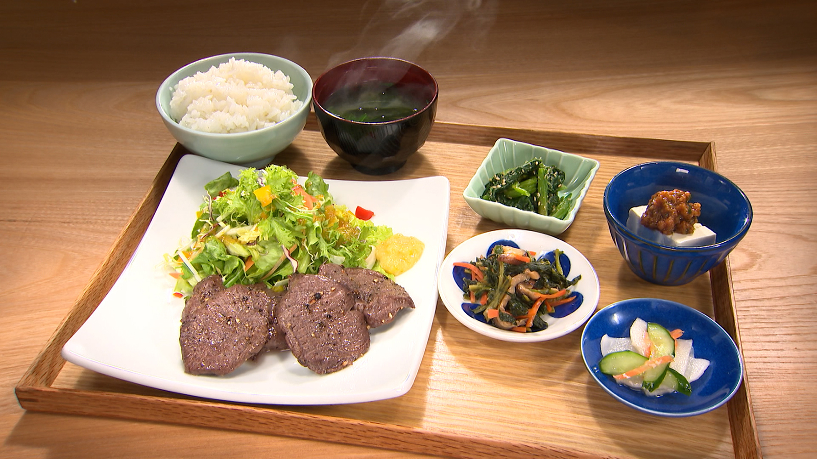 【屋久鹿のステーキをはじめとした、地元の食材を使った創作料理を楽しめる！】