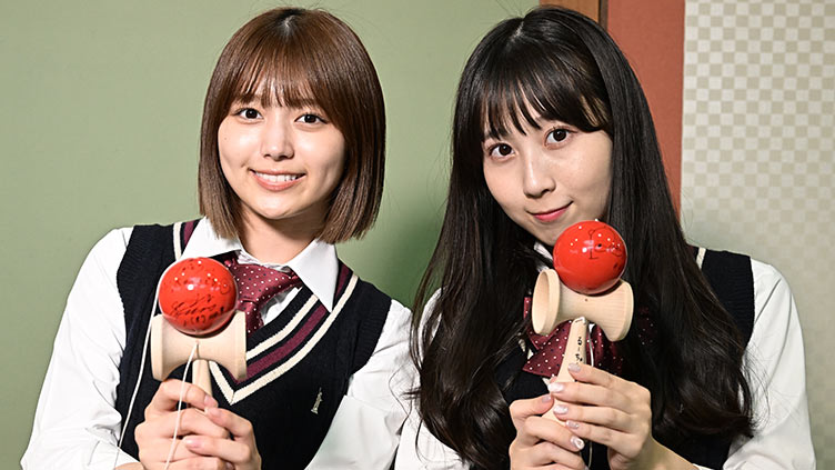 SKE48メンバーが今回のロケで使用したけん玉を直筆サイン入りでプレゼント!