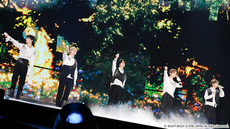 TOMORROW X TOGETHERの直筆サイン色紙を3名様にプレゼント！