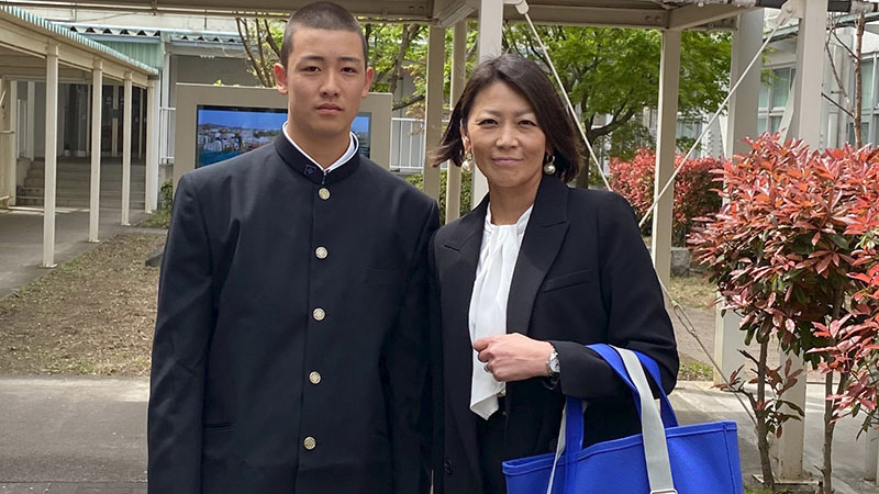 横浜高校の奥村頼人選手と母親・いつ子さん画像