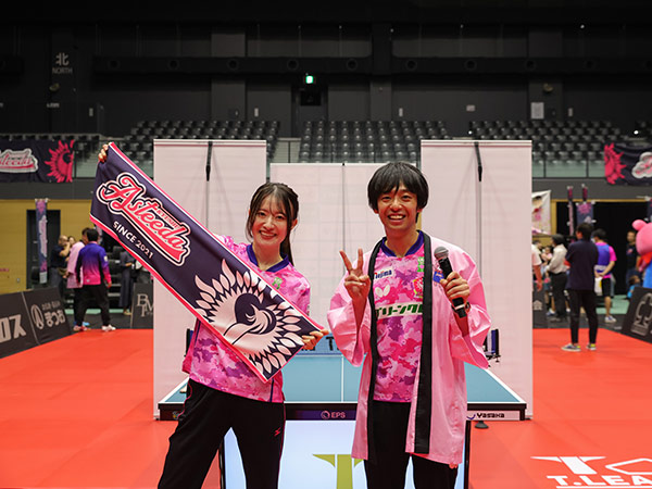 タオル持つ具嶋&福場さん