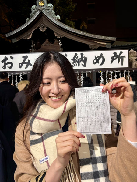 おみくじ持つ具嶋