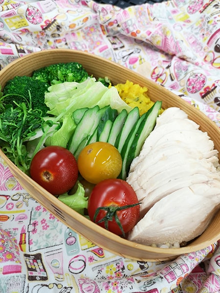 白い箱のお弁当