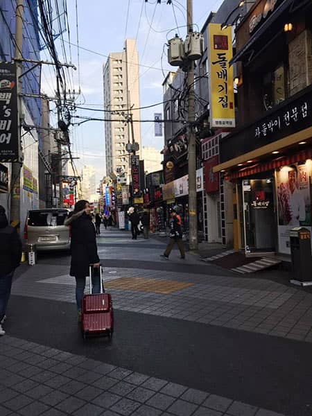 通りを歩く石川