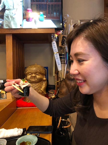 お寿司食べる石川