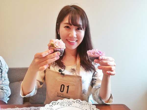 フラワーケーキと一緒に