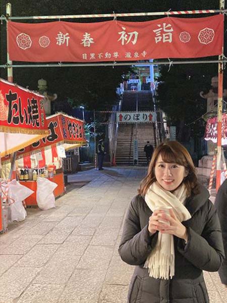 手にカップ持ってる