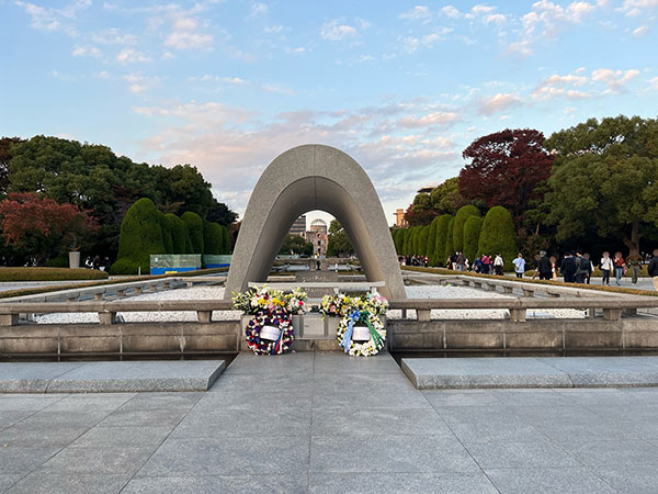 原爆死没者慰霊碑