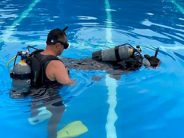 インストラクターとプールで