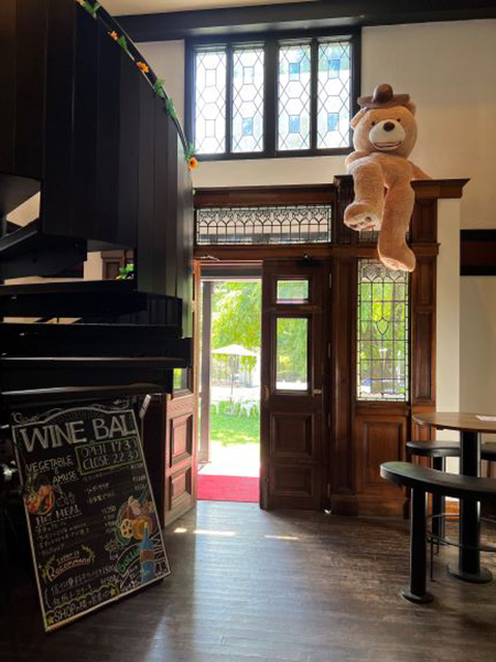 らせん階段とクマ