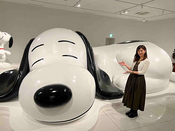 横たわる巨大スヌーピー