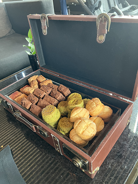 トランクケースに入ったスコーン