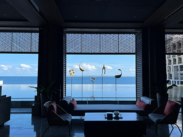 ソファーとアート作品