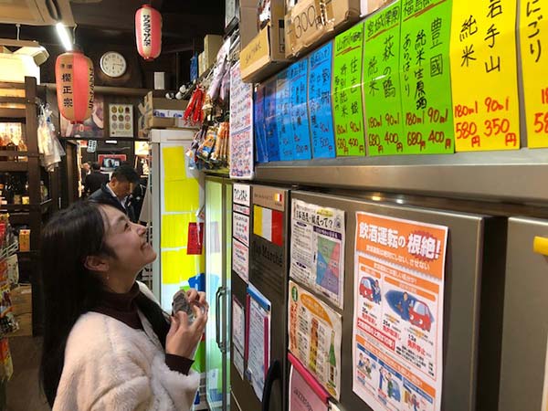 壁に向かう米澤