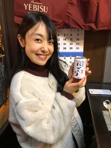 缶を持ってポーズ