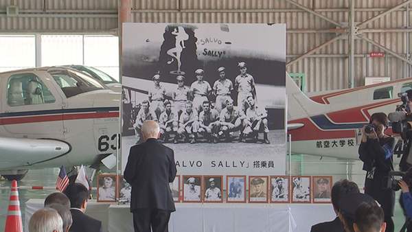 空に舞った花びら2