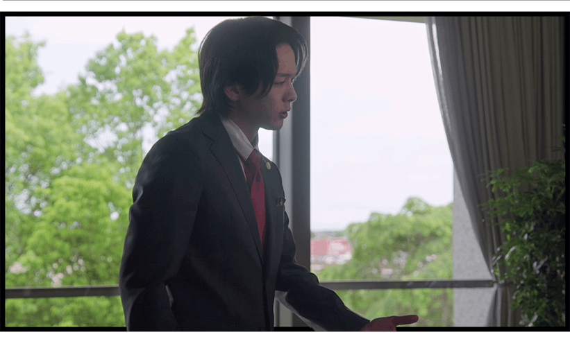 依頼人に対して強気な発言と独特のテンションで接する羽男