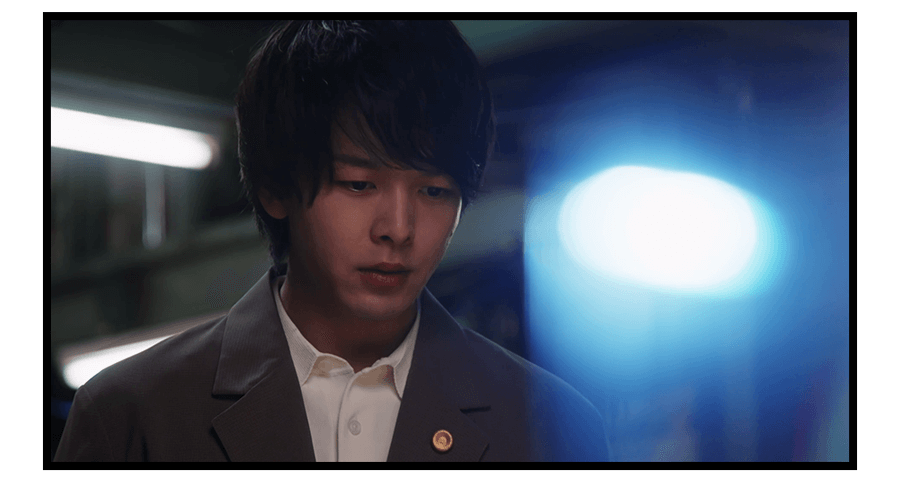 報道を見る羽男