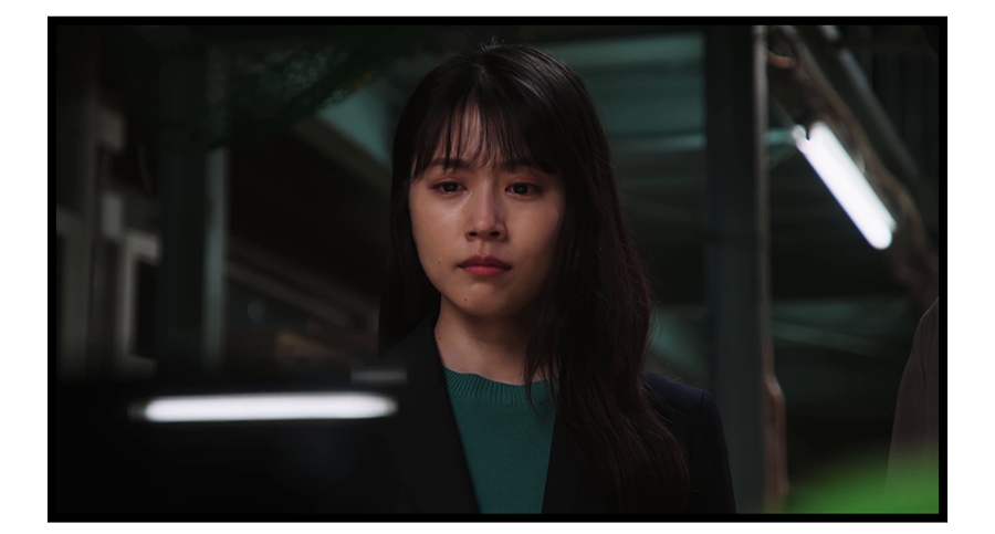 報道を見る石子