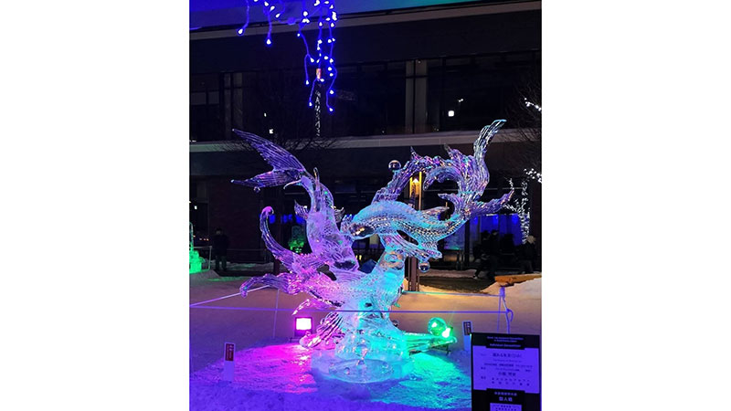 小阪芳史さん制作の氷彫刻「流れる氷美」