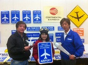 佐藤さん・小川さんと<br>小川さんの手にはジャンボ機ドアレバー