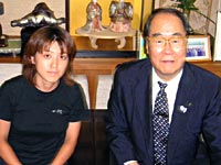 熱海市の川口市雄市長と泉リポーター