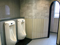 男子用便器。右奥のアーチをくぐると、綺麗な個室トイレがありました。