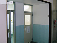 古いトイレの入り口