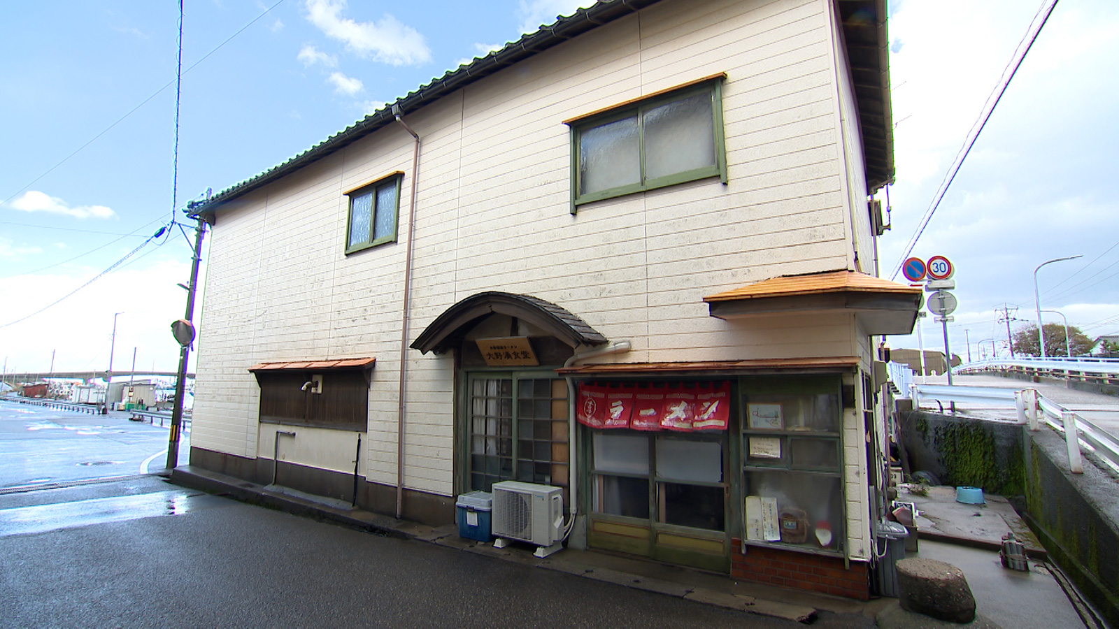 【絶品醤油ラーメンが味わえる趣ある食堂！】