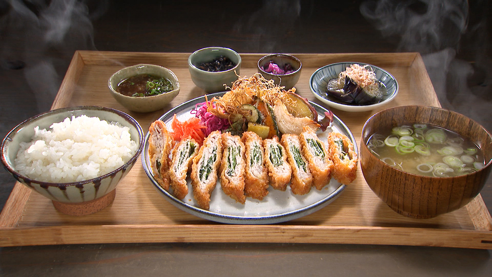 【ドライフラワーに囲まれる女性から大人気のダイニングバー】