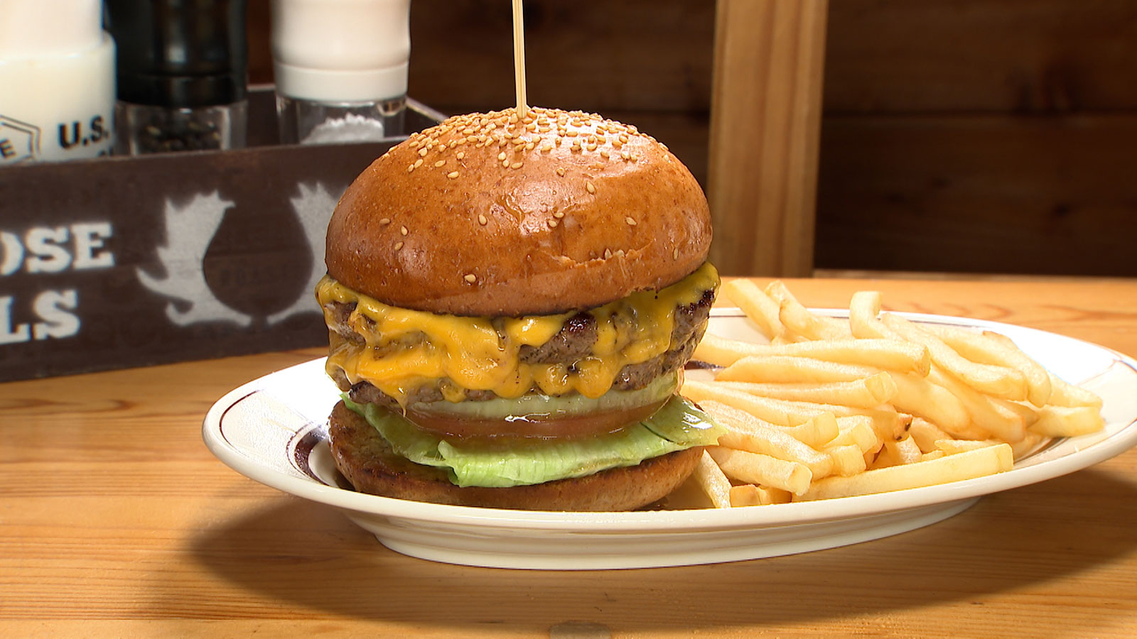 (2)粗挽き牛もも肉100%のビーフパティを豪快に2枚!大迫力ダブルチーズバーガー