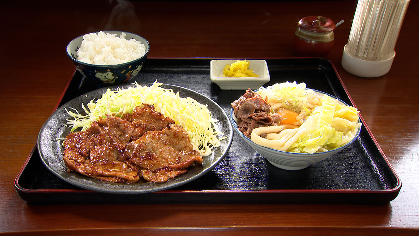 (1)自家製醤油ダレの焼肉とコシ強い吉田うどんがセットになった人気定食!