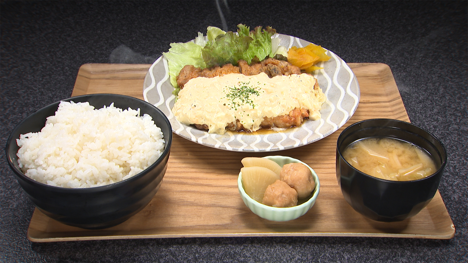 【学生の胃袋を掴む!ボリューム満点人気定食屋!】